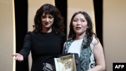 Italian actress Asia Argento presents Kazakh actress Samal Yeslyamova (right) with the Best Actress Prize at Cannes.