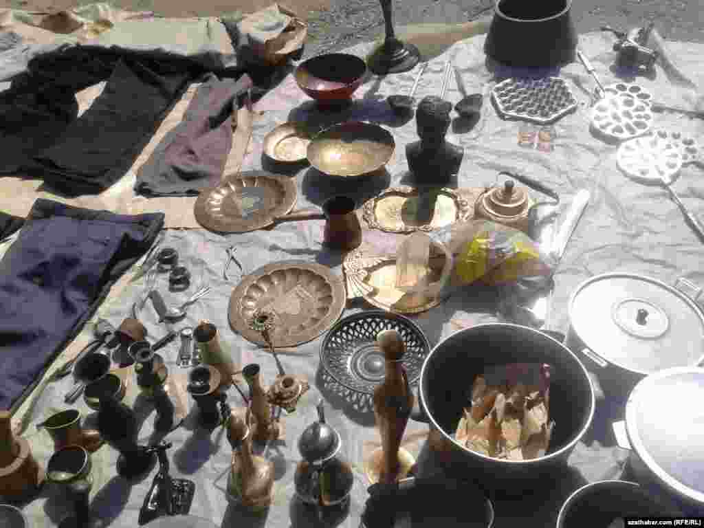 Aşgabadyň 11-nji mikroraýonyndaky bazarda satylýan käbir harytlar