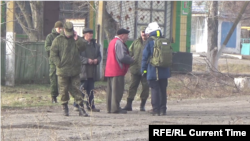 Наблюдатели ОБСЕ беседуют с местными жителями в серой зоне. Коминтерново, Донечкая область, 24 декабря 2015 года.