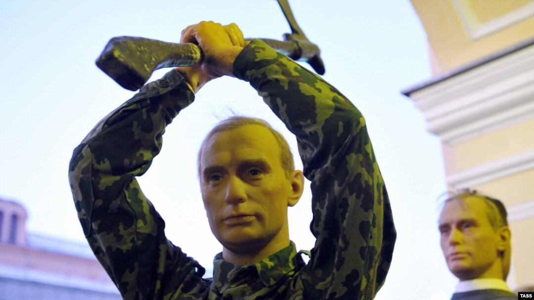 Восковые фигуры В.Путина и Д.Медведева в музее восковых фигур в Санкт-Петербурге 