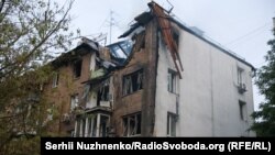 რუსეთის ჯარების შეტევის შედეგად კიევის შევჩენკოს რაიონში ნაწილობრივ დანგრეული სახლი. 2025 წლის 10 ივლისი