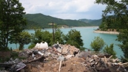 Një shtëpi e rrënuar buzë Liqenit të Ujmanit nga autoritetet kosovare më 21 korrik, pasi ato thanë se ajo nuk kishte leje ndërtimi.