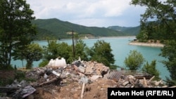 Një shtëpi e rrënuar buzë Liqenit të Ujmanit nga autoritetet kosovare më 21 korrik, pasi ato thanë se ajo nuk kishte leje ndërtimi.