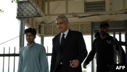 Irfan Qadir (në mes)