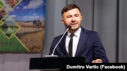 În urma presiunilor publice, Dumitru Vartic a depus o cerere de demisie din funcția de vicepreședinte al raionului Hâncești. Cererea va fi examinată de Consiliul Raional pe 13 martie.