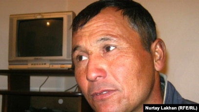 Ұлы жуынатын бөлмеге кіріп, анасынан орамал түсіп кетті (порно)