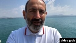 Премьер-министр Армении Никол Пашинян в прямом эфире на своей странице в Facebook с берега озера Севан, 2 августа 2019 г.