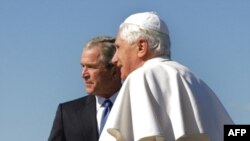 پاپ بنديک شانزدهم حدود دو ماه پيش مهمان جرج بوش در کاخ سفيد بود. (عکس از AFP)