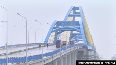 Порно видео: Әпкесі інісін азғырады