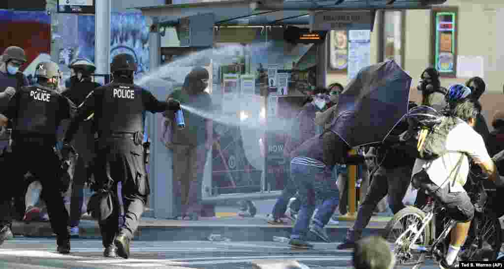 Поліцейські Сіетлу розпорошують перцевий газ в бік активістів поблизу Центрального коледжу громади міста&nbsp;