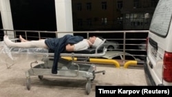 Blogger Miraziz Bazarov arrives at a hospital after he was beaten by a group of unidentified men in Tashkent on March 29.