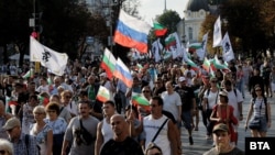 „Да свалим „урсулите“. Протест срещу еврото с руски знамена поиска оставка на правителството