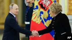 ფოტო არქივიდან. რუსეთის პრეზიდენტი ვლადიმირ პუტინი კრემლში ესალმება ფედერაციის საბჭოს სპიკერ ვალენტინა მატვიენკოს