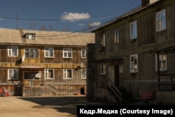 Деревянные дома в Мирном. Фото: Марина Сычева