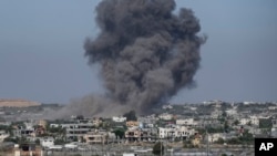 صحنه‌ای از یک حمله هوایی نیروهای اسرائیلی به شهر رفح