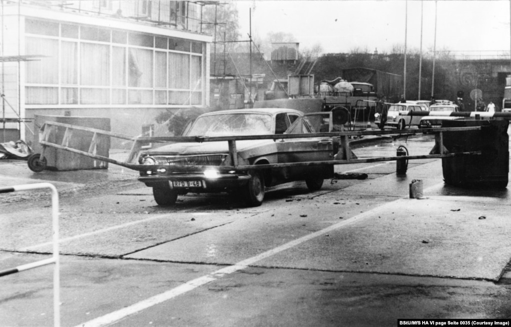 Një imazh nga arkivat e Stasit, me sa duket, tregon një përpjekje të dështuar për të kaluar nëpër një pikë kufitare nga Gjermania Lindore më 1982. Mijëra njerëz mundën të arratiseshin nga Berlini Lindor drejt lirisë, por të paktën 140 u vranë në përpjekje e sipër përgjatë dekadave sa qëndroi muri, nga viti 1961 deri më 1989. &nbsp;