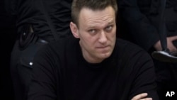 Încă nu se știe unde se află cadavrul lui Navalnîi. Mamei sale i s-a spus că trupul a fost dus la Salekhard, oraşul din apropierea complexului penitenciar, dar când a ajuns la morgă, aceasta era închisă.