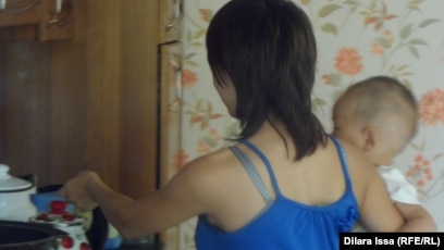 Анасы мен әкесі балалардың көзінше жыныстық қатынасқа түседі