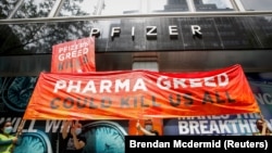 Активисты за глобальную доступность вакцин от коронавируса требуют всеобщей доступности препаратов. Одна из акций протеста в Нью-Йорке у штаб-квартиры компании Pfizer (14 июля 2021 г.).