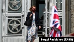 Посол Великобритании в России Дебора Броннерт у здания министерства иностранных дел РФ
