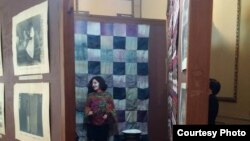 География и социальное положение героев, представленных на экспозиции 30 фотографий, различн, но все костюмы из шелка: об этом свидетельствуют надписи к фотографиям, сделанные самим автором
