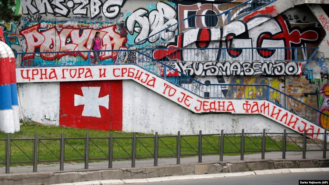 Grafit sa porukom "Crna Gora i Srbija to je jedna familija" ispisanom u centru Beograda. Zabeležno juna 2020.
