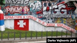 Grafit sa porukom "Crna Gora i Srbija to je jedna familija" ispisanom u centru Beograda. Zabeležno juna 2020.