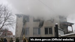 Рятувальники гасять пожежу в харківському будинку для літніх людей, 21 січня 2021 року.
