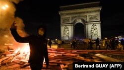 Shanba kuni norozilik namoyishchilari Makronning iqtisodiy siyosatidan norozi bo‘lib, qatorasiga to‘rt dam olish kunlari toshlar otdi, avtomobillarga o‘t qo‘ydi, do‘konlar va restoranlarga hujum qildi.