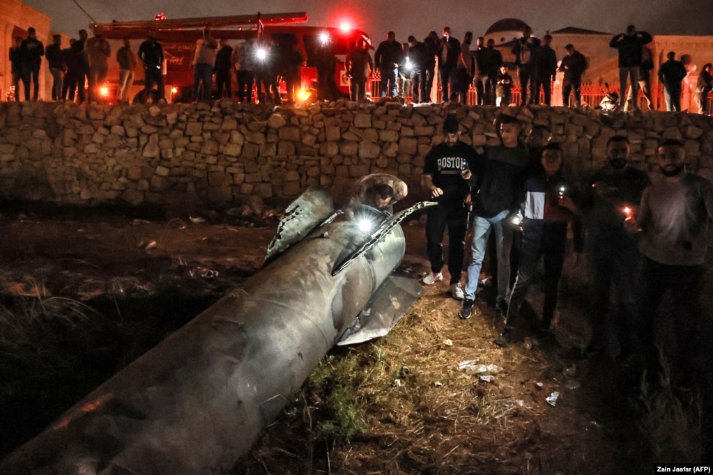 Palestinezët në Ramallah mblidhen rreth një rakete që ra pas sulmit iranian.