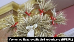 Янгол на зірці, що прикрашає триметровий дідух у Запоріжжі 