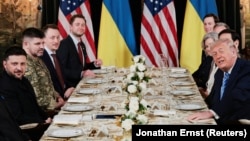 Делегациите на САЩ и Украйна по време на обяда в Мар-а-Лаго, Флорида