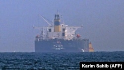 Бродови за влечење до танкерот МТ Мерсер Стрит, надвор од пристаништето Фуџајра, 3 август 2021 година