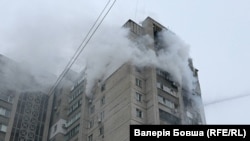 Ucrainenii nu trebuie să facă față doar iernii grele, ci și atacurilor continue ale Rusiei. În imagine, un bloc din Dnipro atacat pe 22 ianuarie.