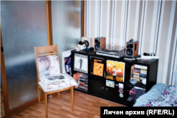  Момчил има особено място в стаята си за грамофона и сбирката си от плочи. Ако би трябвало да уточни една обичана, Момчил ще заложи на първата, която си е купил самичък - To Pimp A Butterfly на Кендрик Ламар. 