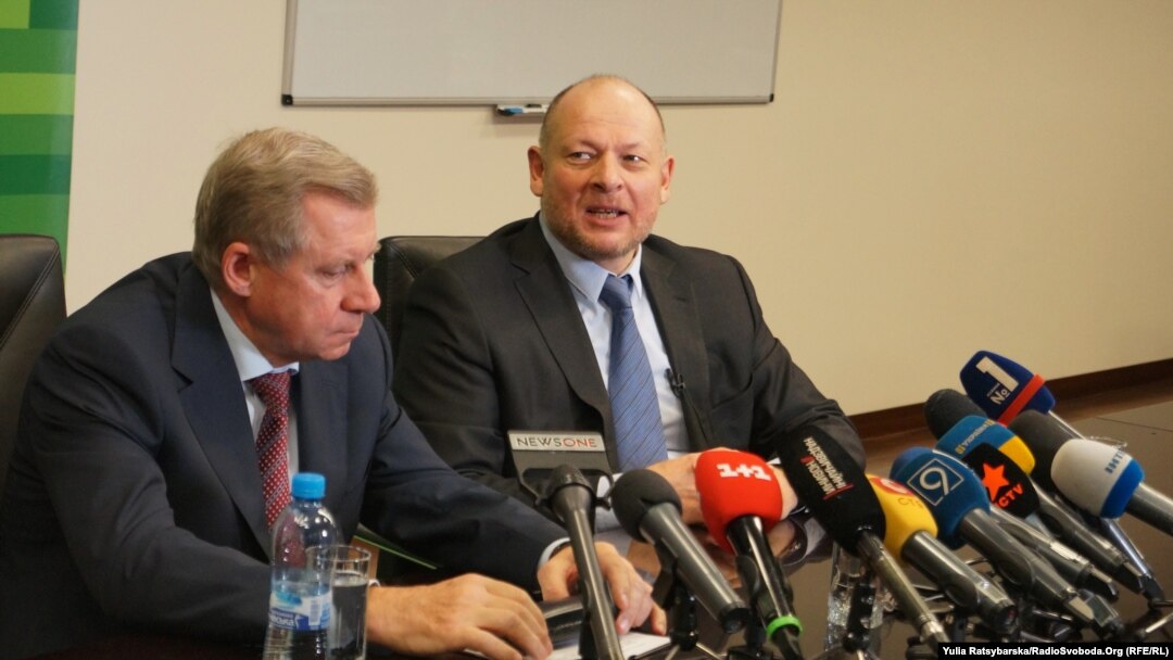 ВАКС заочно обрав ексголові правління «Приватбанку» Олександру Дубілету (праворуч) запобіжний захід у вигляді тримання під вартою