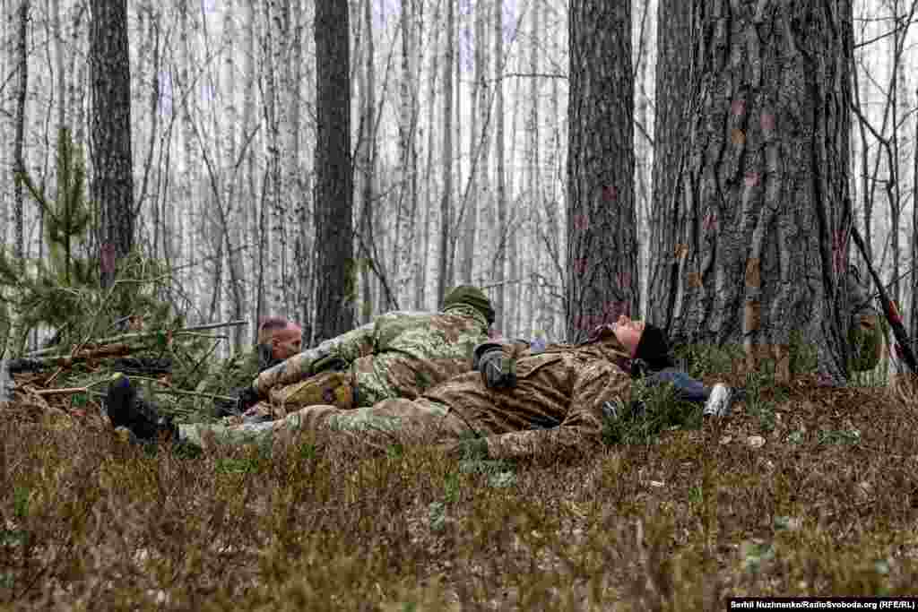 Українські військові 10-ї окремої гірсько-штурмової бригади «Едельвейс» відпочивають в лісі, в районі Іванкова, північ Київщини, 30 березня 2022 року