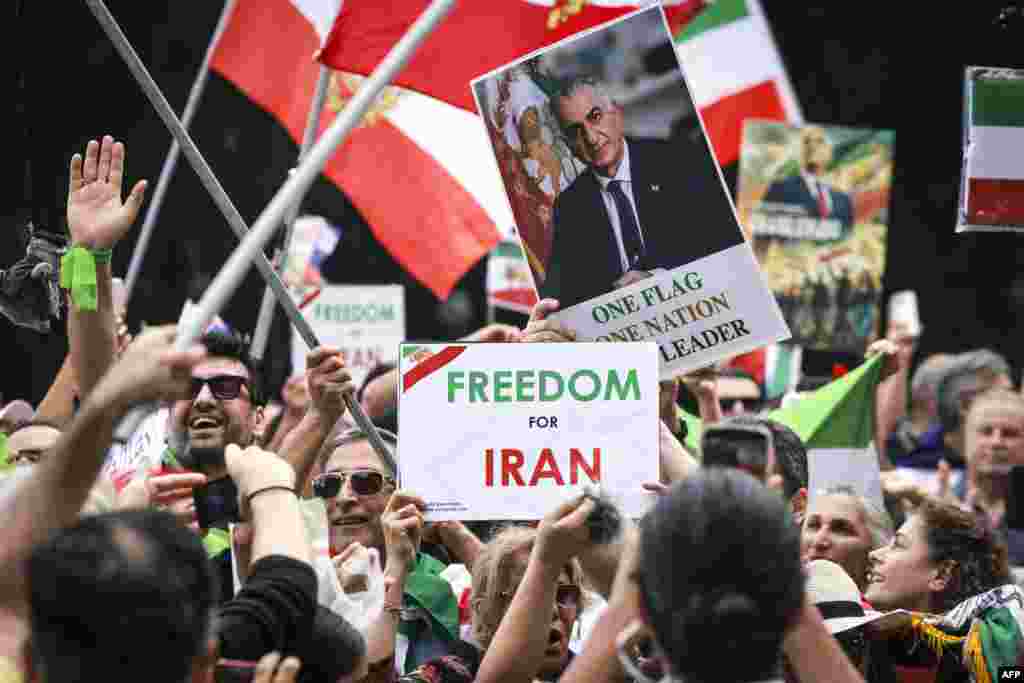 تجمع ایرانیان در سیدنی با در دست داشتن تصویر شاهزاده رضا پهلوی.