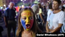 Учасниця протестів в Бухаресті, серпень 2017 року 