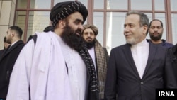 امیرخان متقی سرپرست وزارت خارجهٔ طالبان با عباس عراقچی وزیر خارجه ایران