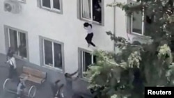 Людзі выскоквалі з вокнаў другога паверху, каб уратавацца ад нападніка