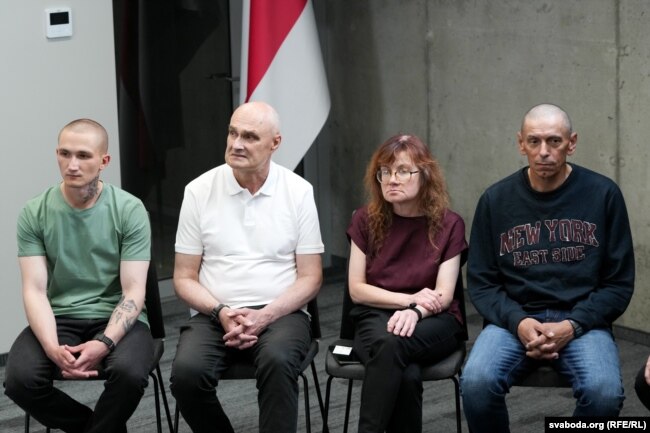 Вызваленыя палітвязьні на прэс-канфэрэнцыі, зьлева направа: Кірыла Балахонаў, Сяргей Шэлег, Натальля Дуліна, Ігар Карней