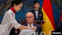 Канцлер Німеччини Фрідріх Мерц обідає у Великому залі народних зборів у Пекіні, Китай, 25 лютого 2026 року