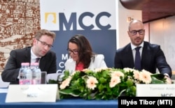 Szalai Zoltán (b), az MCC ügyvezető igazgatója, Novák Katalin még család- és ifjúságügyért felelős államtitkárként és Tombor András alapító a kollégium diplomaosztó ünnepségén Budapesten 2019. június 12-én