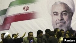 حسن روحانی در جمع حامیانش هنگام تبلیغات انتخاباتی