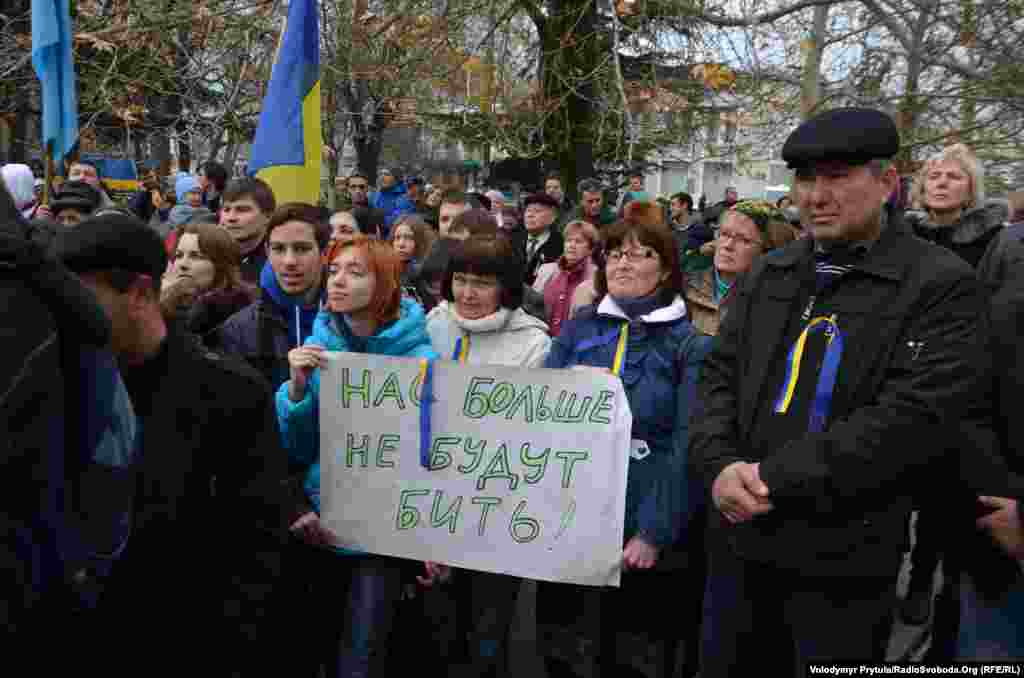 Студенти на Євромайдані перед будівлею Верховної Ради