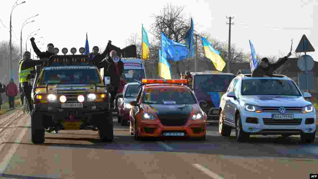 По дорозі на &laquo;Межигір&rsquo;я&raquo;. Представники Євромайдану і Автомайдану приїхали в неділю з пікетами до резиденції Віктора Януковича, а також до маєтків Миколи Азарова, Володимира Рибака та Віктора Медведчука. 29 грудня 2013 року. Більше про це: goo.gl/iXdZRf