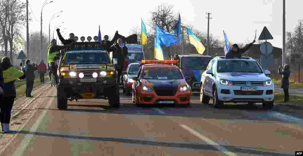 По дорозі на &laquo;Межигір&rsquo;я&raquo;. Представники Євромайдану і Автомайдану приїхали в неділю з пікетами до резиденції Віктора Януковича, а також до маєтків Миколи Азарова, Володимира Рибака та Віктора Медведчука, 29 грудня
