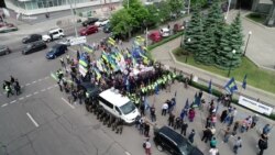 Під Конституційним судом вимагали не скасовувати закон «Про люстрацію» – відео