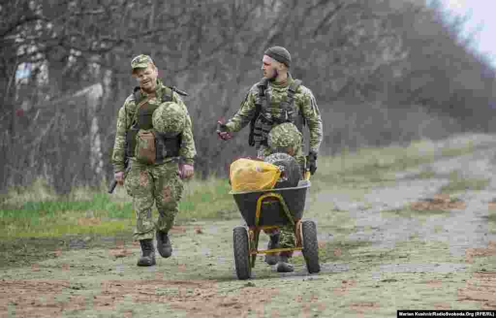 Війна війною, а буденне життя ніхто не скасовував. Військові між позиціями пересуваються виключно у елементах особистого захисту. Це &laquo;залізне правило&raquo;, кажуть, яке вберегло життя не одного військового